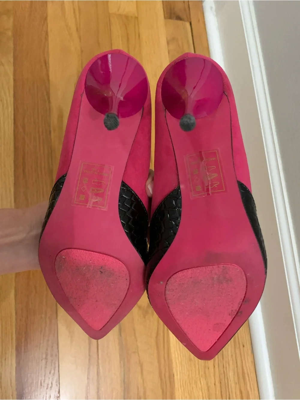 Black Textured Pointed Pumps with Pink Upper